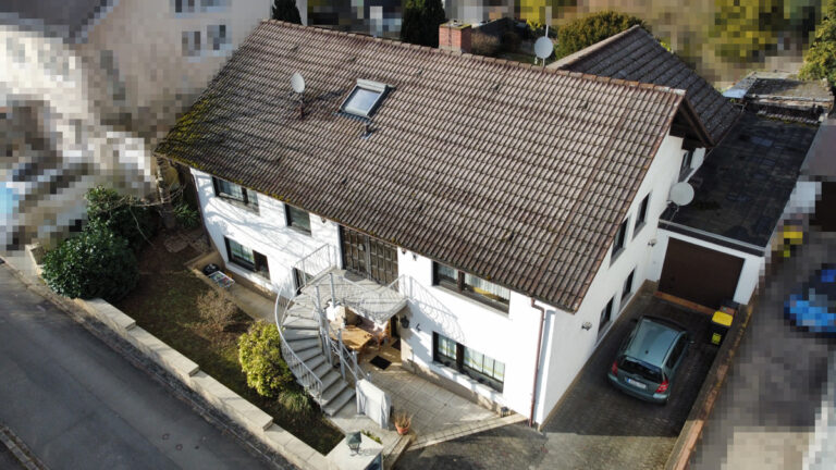 Familienbande! Attraktives Zweifamilienhaus mit Garten und Garage