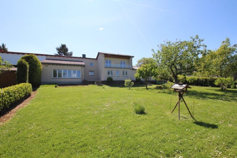 Sonniges Einfamilienhaus mit einem eindrucksvollen Grundstück!