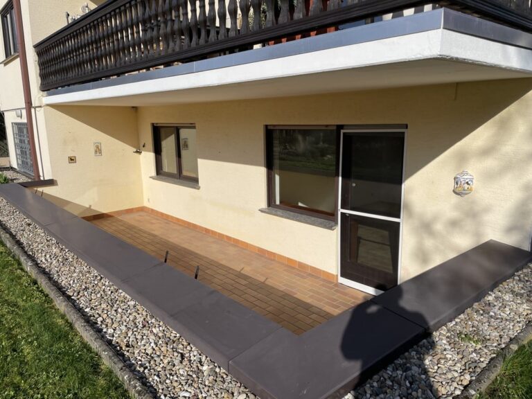 Herrliche Sonnenterrasse und kompakter Garten