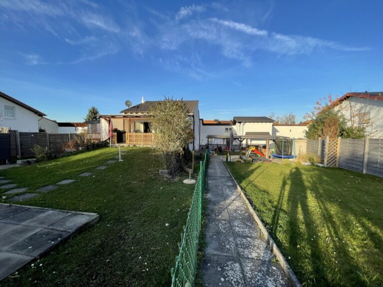 Viel Platz und zahlreiche Highlights –
Eigenheim mit bis zu drei Wohneinheiten, Pool und Garten!