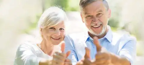 Älteres Paar lacht