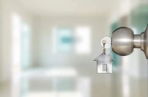 Wohnungstür steht offen