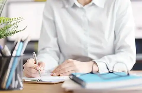 Frau sitzt am Schreibtisch 