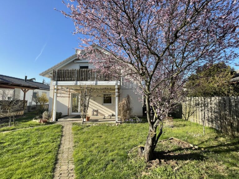 Junges Einfamilienhaus mit einem Garten zum Wohlfühlen